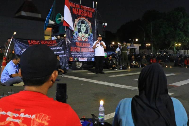 Nyalakan Seribu Lilin, Buruh Tangerang Gelar Aksi di Puspemkot Tangerang