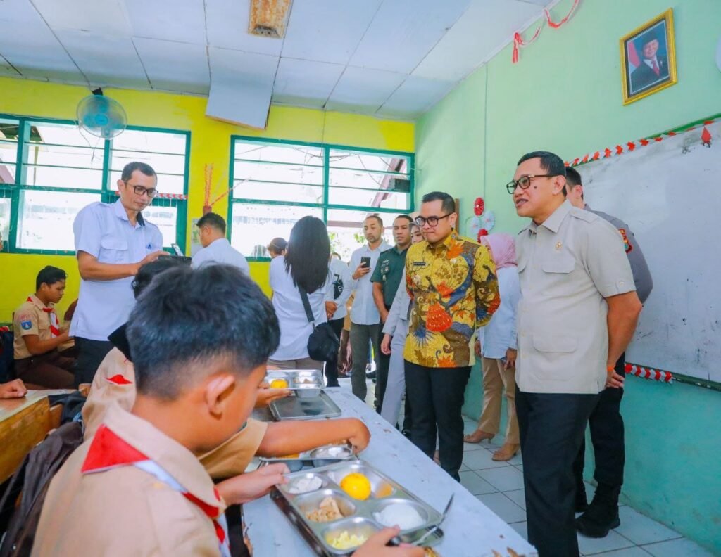 Menteri Perlindungan Pekerja Migran Indonesia (P2MI), Abdul Kadir Karding, melakukan peninjauan langsung terhadap program Makan Siang Gratis di Tangsel. (FOTO: TintaOtentik.Co/iwanpose)