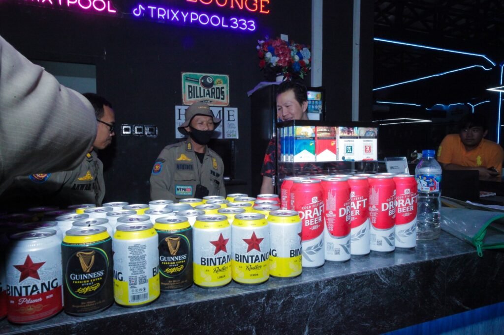 Razia Jelang Lebaran, Satpol PP Tangsel Menyita 112 Botol Miras di Kawasan Alam Sutera