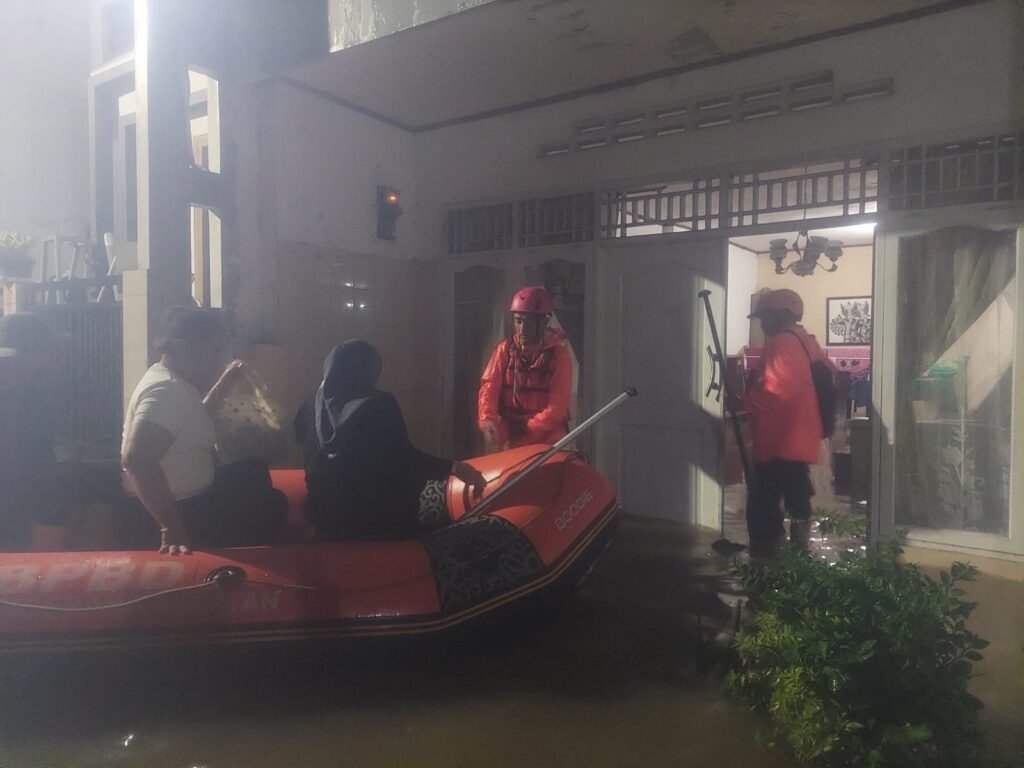 Tangsel Hujan Deras: Sebabkan 23 Titik Banjir, Salah Satu Daerah Longsor, Ribuan Warga Terdampak 2