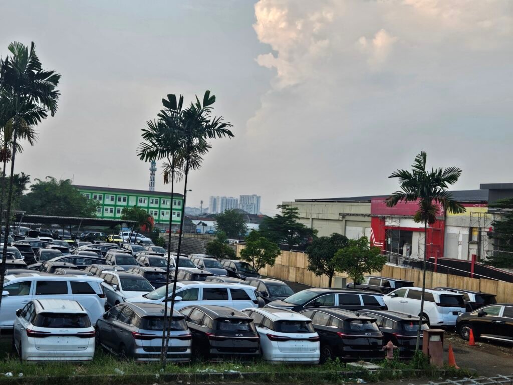 Diduga Tak Berizin, Pembangunan Gudang Mobil Listrik BYD di Tangsel Ditolak Warga Cipayung