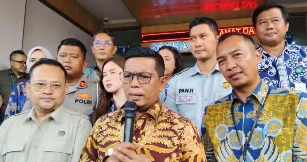 Berkunjung ke Samsat Ciputat, Gubernur Andra Soni: Pemutihan Pajak Kendaraan Diperpanjang Hingga 31 Oktober 2025