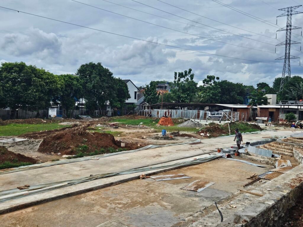 FOTO: Pekerjaan Pembangunan Taman Kecamatan Ciputat Timur, Pekerja Tampak Tidak Penuhi Standar K3 4