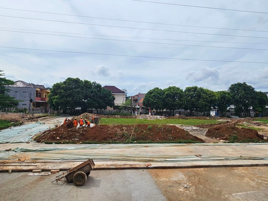 FOTO: Pekerjaan Pembangunan Taman Kecamatan Ciputat Timur, Pekerja Tampak Tidak Penuhi Standar K3 5