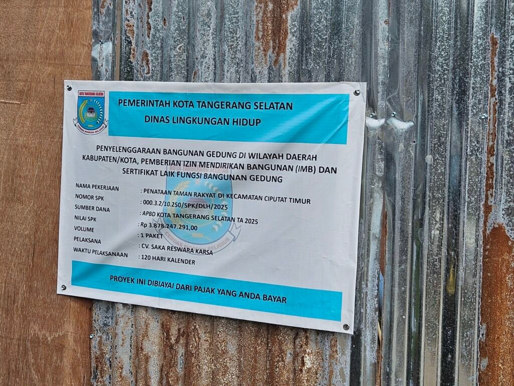 FOTO: Pekerjaan Pembangunan Taman Kecamatan Ciputat Timur, Pekerja Tampak Tidak Penuhi Standar K3 6