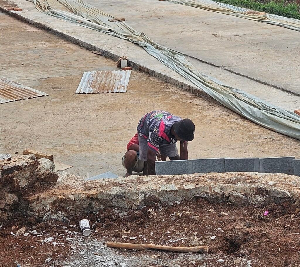 FOTO: Pekerjaan Pembangunan Taman Kecamatan Ciputat Timur, Pekerja Tampak Tidak Penuhi Standar K3 1