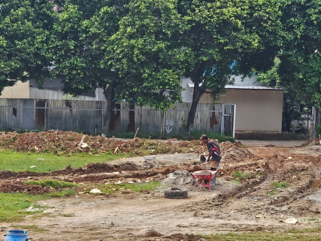 FOTO: Pekerjaan Pembangunan Taman Kecamatan Ciputat Timur, Pekerja Tampak Tidak Penuhi Standar K3 3