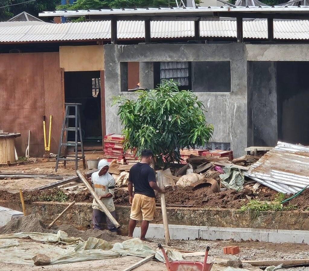 FOTO: Pekerjaan Pembangunan Taman Kecamatan Ciputat Timur, Pekerja Tampak Tidak Penuhi Standar K3 2