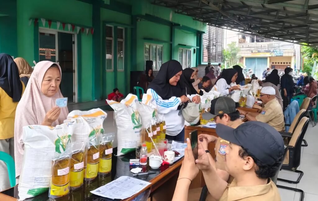 Warga Cipayung Kota Tangsel Antusias Bulog Salurkan Bantuan Pangan 2.259