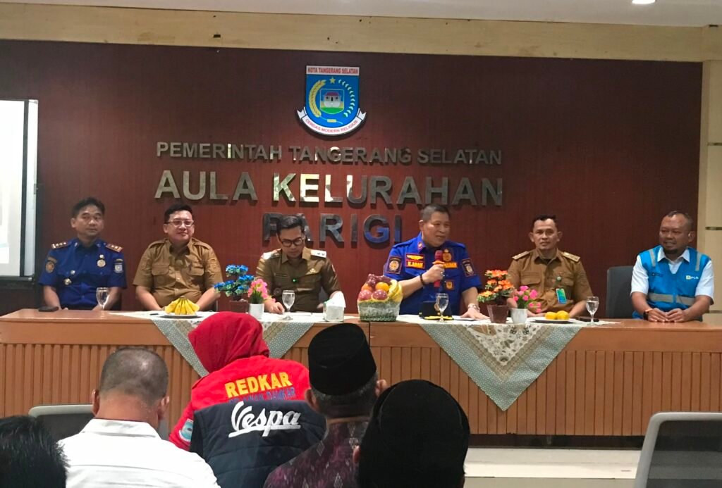 75 Persen Kebakaran Diakibatkan Arus Pendek, Damkar Tangsel Berikan 10 Apar ke Warga Parigi