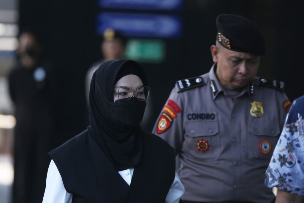 Etik Suryani Kenakan Masker dan Serba Hitam Saat Digelandang KPK dari Mapolresta Solo