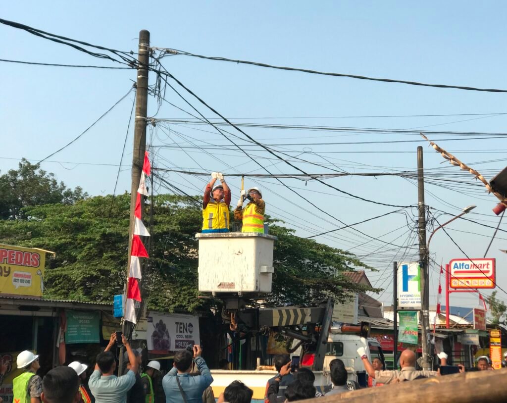 Pilar Turun Tangan Tertibkan Kabel Internet Liar, SDABMBK Tangsel Pastikan Ruas Jalan Tetap Rapi
