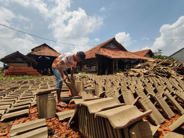 Akselerasi Program Gentengisasi, Menteri Ara Borong 2,5 Juta Genteng dari UMKM
