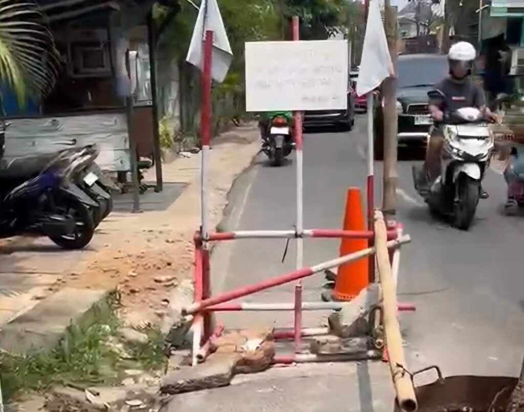 Warga Geram! Jalan Cilenggang Rusak Berbulan-bulan Tak Kunjung Dibenahi Pemkot Tangsel